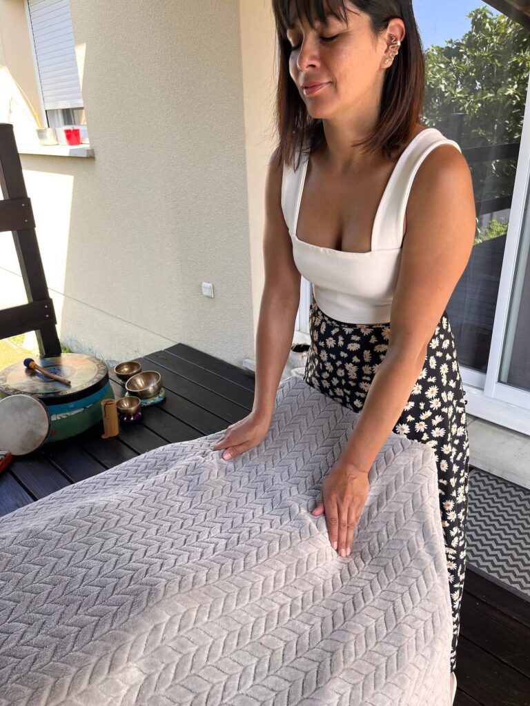 marie-lyne banderas faisant une séance de reiki en finissant par les pieds de la cliente pour faire un ancrage